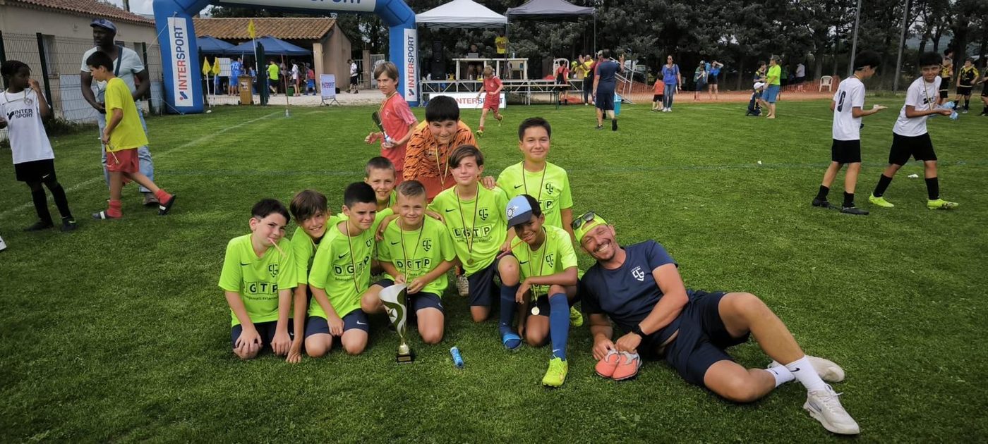 Équipe U13 SCL avec trophée