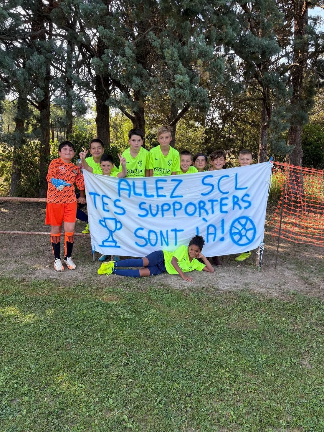 Équipe SCL avec bannière supporters